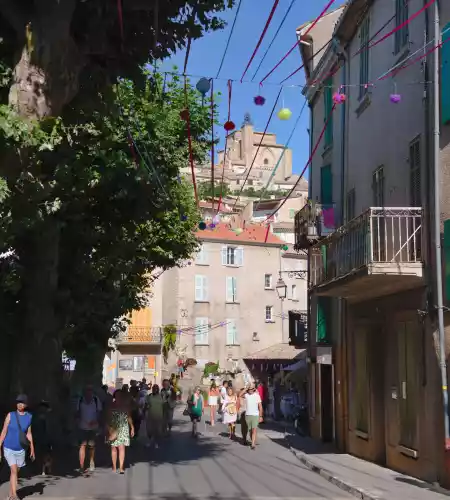 Valensole avant l'arrivée du public pour la fête de la lavande 2023