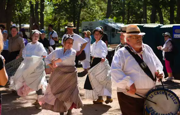 défilé folklorique à la fete de la lavande 2018 à Sault